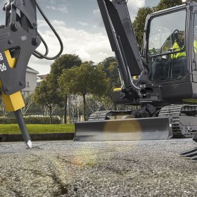 volvo-benefits-compact-excavator-ec55d-offsetboom-t3-robust-attachments-to-match-2324x1200