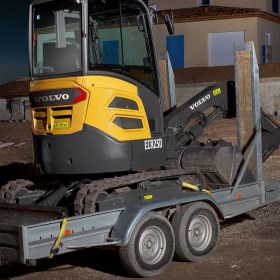 volvo-benefits-compact-excavator-ecr25d-transport-configuration-2324x1200