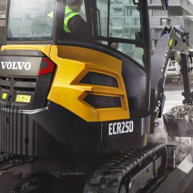 volvo-show-compact-excavator-ecr25d-t4f-2324x1200